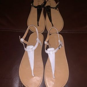 XHILARATION THONG SANDALS - WHITE AND BLACK SIZE 5